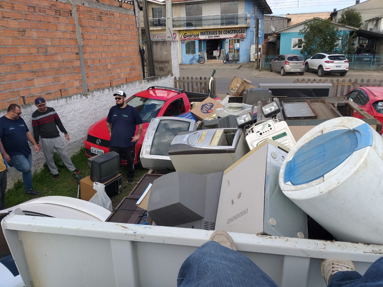 Mutirão do lixo eletrônico, no bairro Guarujá, coleta 4,5 toneladas de materiais