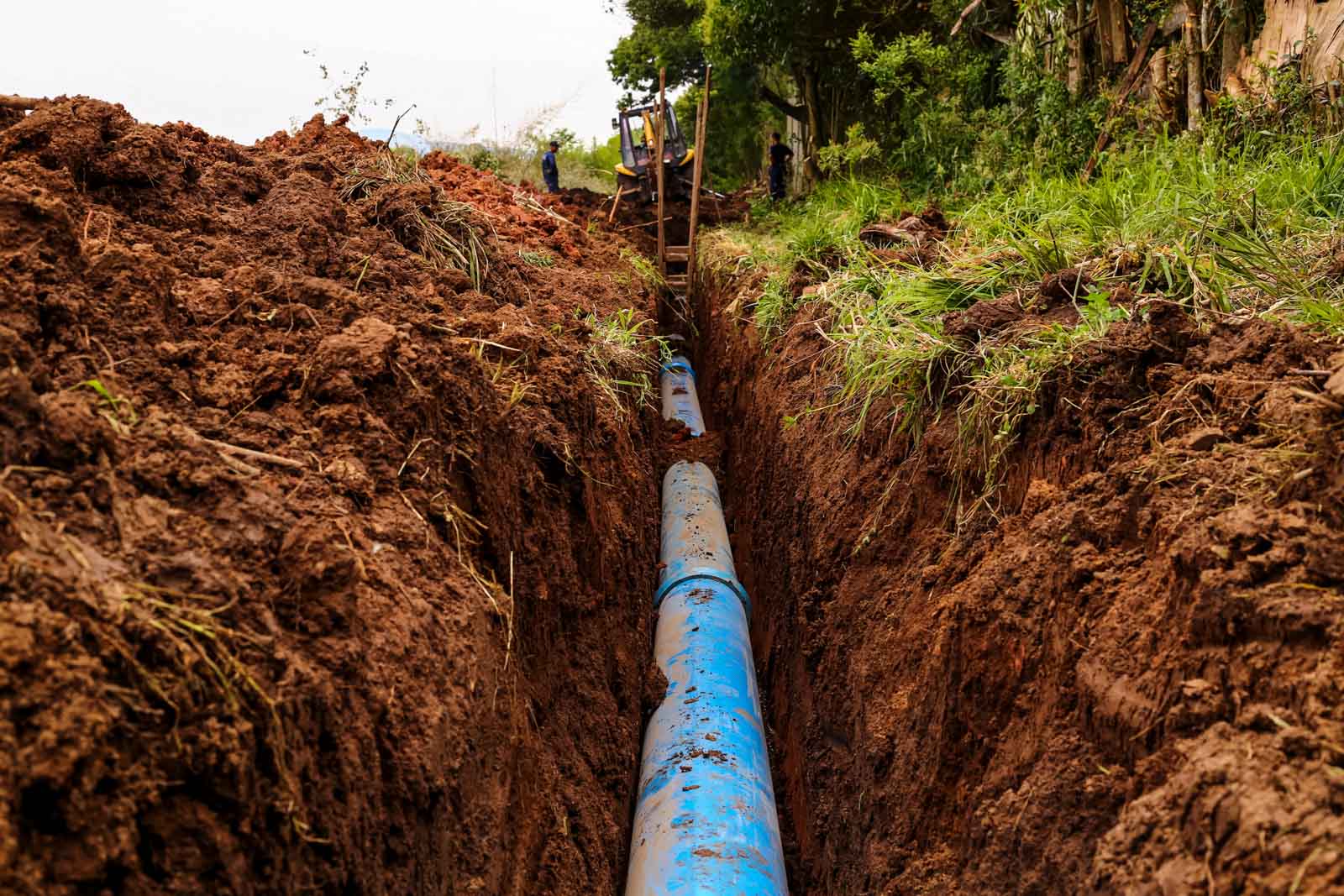 Obras de ampliação da rede de abastecimento de água no bairro Morro do Posto estão 65% concluídas