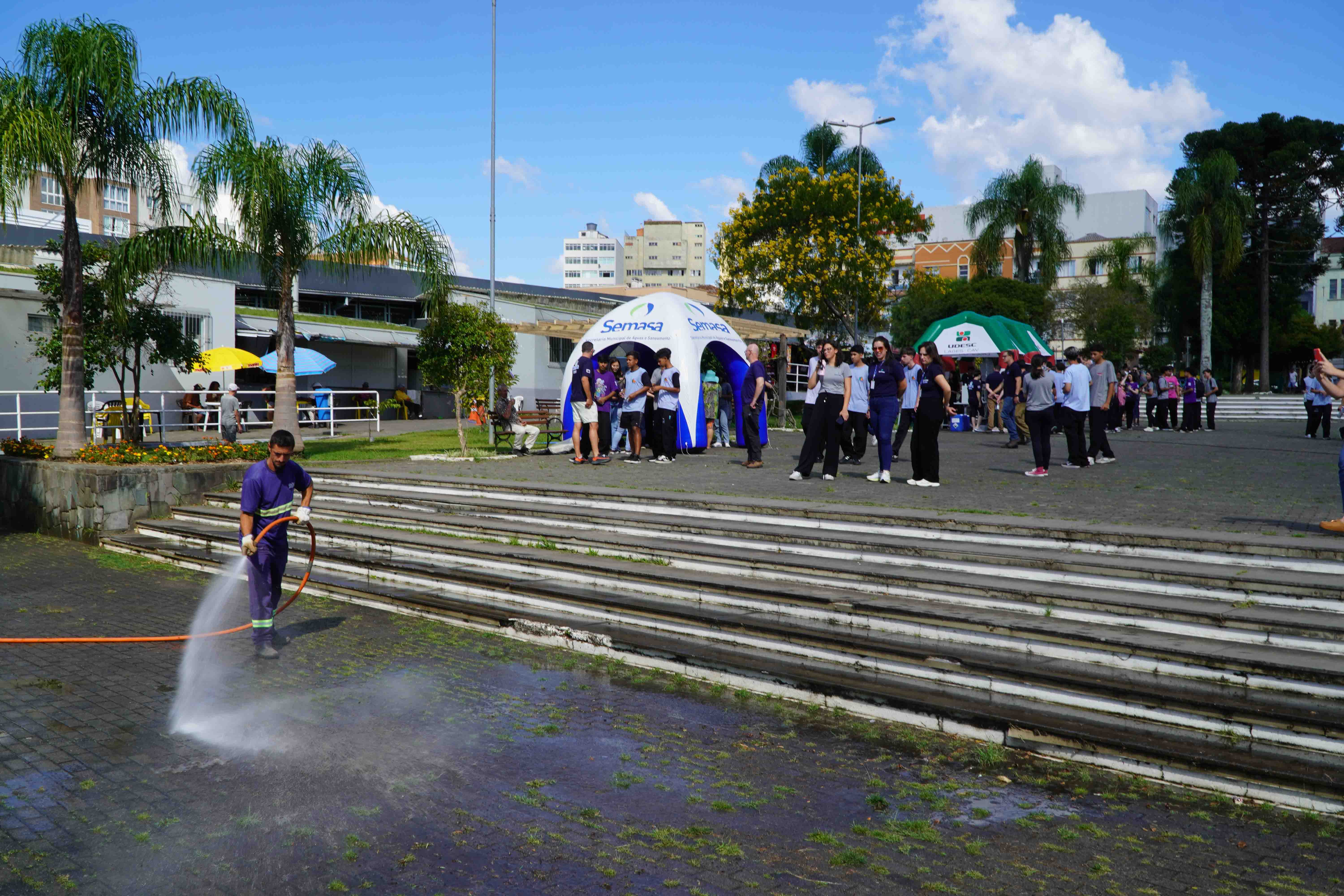 Semana da Água: dia de palestras educativas e operação de limpeza na praça do Terminal